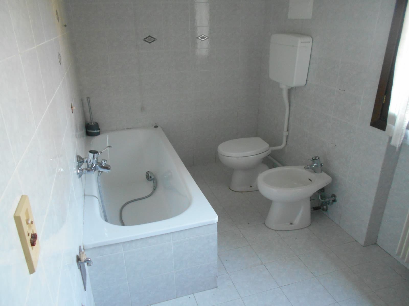 DEMOLIZIONE BAGNO — prima